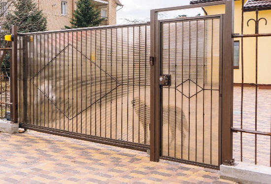 Купить ворота из профлиста с элементами ковки, с металлическими столбами в рамке или под дерево в Сыктывкаре от 153570 руб